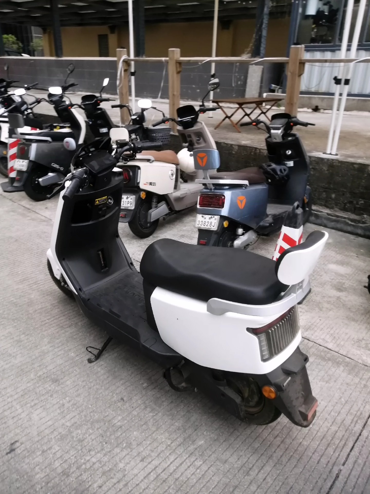 个人闲置，捡漏了，急出雅迪同款电动车，新国标。 标价是置换价格，强续航，爬坡非常稳，长坐垫，手续齐全，可上白牌，颜值很高，送电动自行车手机支架，头盔和雨衣。 喜